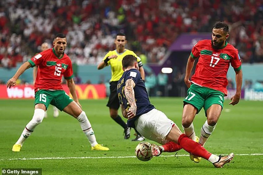 Cận cảnh tình huống Theo Hernandez ngoặt bóng rồi theo đà ngáng ngã Boufal trong vòng cấm. ẢNH: GETTY Cận cảnh tình huống Theo Hernandez ngoặt bóng rồi theo đà ngáng ngã Boufal trong vòng cấm. ẢNH: GETTY