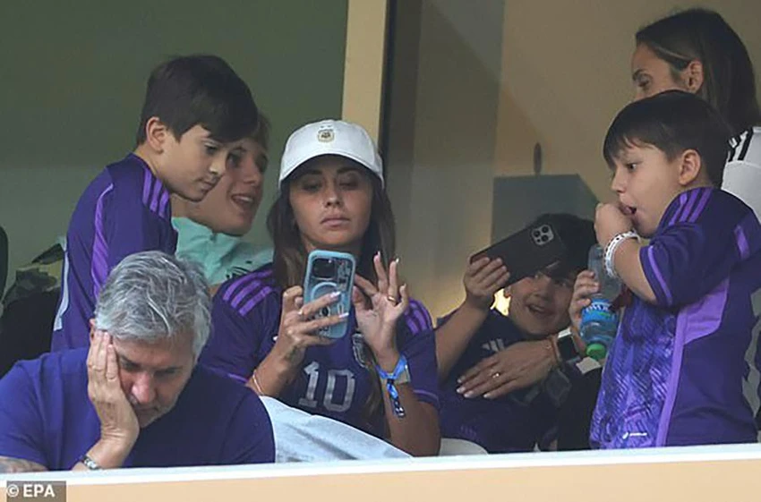 Vợ của Lionel Messi là Antonela Roccuzzo cùng các con ngồi trên khán đài. ẢNH: EPA, AP