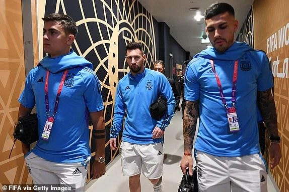 Lionel Messi bước ra sân từ đường hầm. ẢNH: GETTY