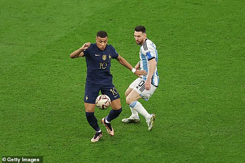 Trong hiệp 1, Messi thi đấu mờ nhạt, còn Messi lại rất nổi bật. ẢNH: GETTY Trong hiệp 1, Messi thi đấu mờ nhạt, còn Messi lại rất nổi bật. ẢNH: GETTY