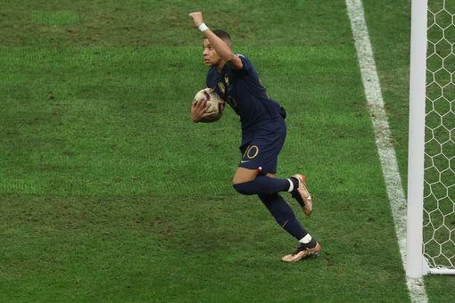 Mbappe rút ngắn tỉ số cho Pháp. ẢNH: GETTY
