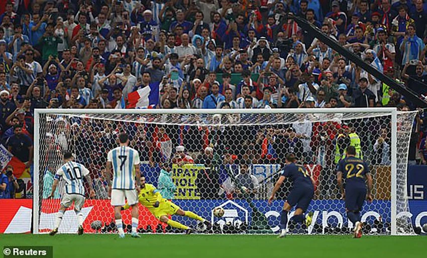 Messi sút bóng chính xác trên chấm 11m... ẢNH: REUTERS