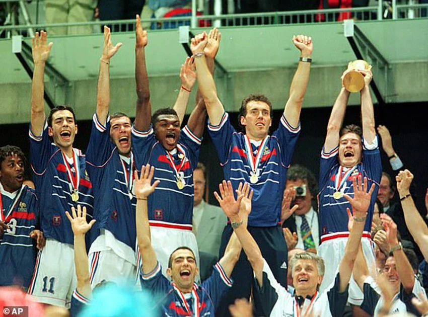 Deschamps nâng cao chức vô địch World Cup 1998 trên sân nhà với tư cách đội trưởng tuyển Pháp. ẢNH: AP Deschamps nâng cao chức vô địch World Cup 1998 trên sân nhà với tư cách đội trưởng tuyển Pháp. ẢNH: AP