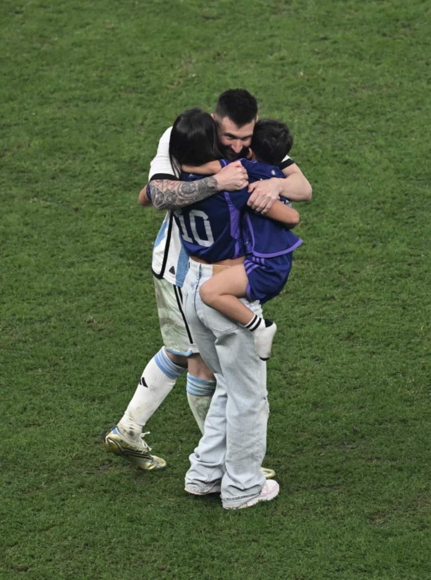 Có rất nhiều khoảnh khắc đặc biệt được ghi lại về gia đình Messi trong đêm chung kết World Cup đầy cảm xúc. ẢNH: GETTY Có rất nhiều khoảnh khắc đặc biệt được ghi lại về gia đình Messi trong đêm chung kết World Cup đầy cảm xúc. ẢNH: GETTY