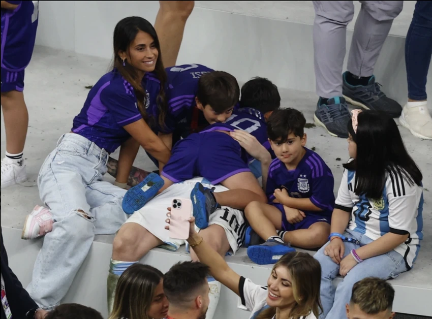 Messi bị các con đè lên người. ẢNH: REUTERS Messi bị các con đè lên người. ẢNH: REUTERS