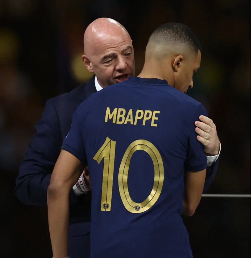 Chủ tịch FIFA Gianni Infatino an ủi Mbappe. ẢNH: REUTERS Chủ tịch FIFA Gianni Infatino an ủi Mbappe. ẢNH: REUTERS