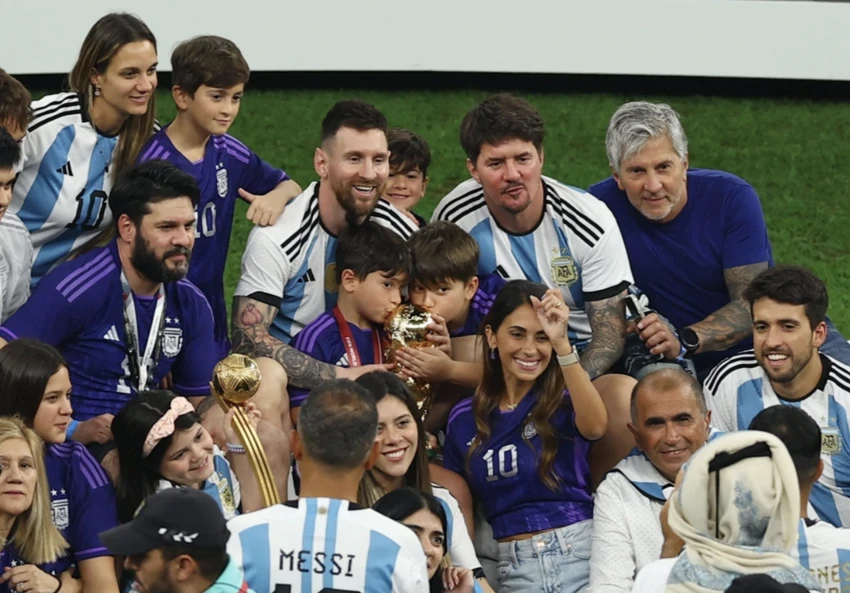 Đây là bức ảnh đại gia đình và bạn bè của Messi trên sân. ẢNH: REUTERS Đây là bức ảnh đại gia đình và bạn bè của Messi trên sân. ẢNH: REUTERS