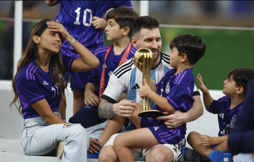 Antonela Roccuzzo dường như không thể tin được những gì đang xảy ra. ẢNH: REUTERS Antonela Roccuzzo dường như không thể tin được những gì đang xảy ra. ẢNH: REUTERS