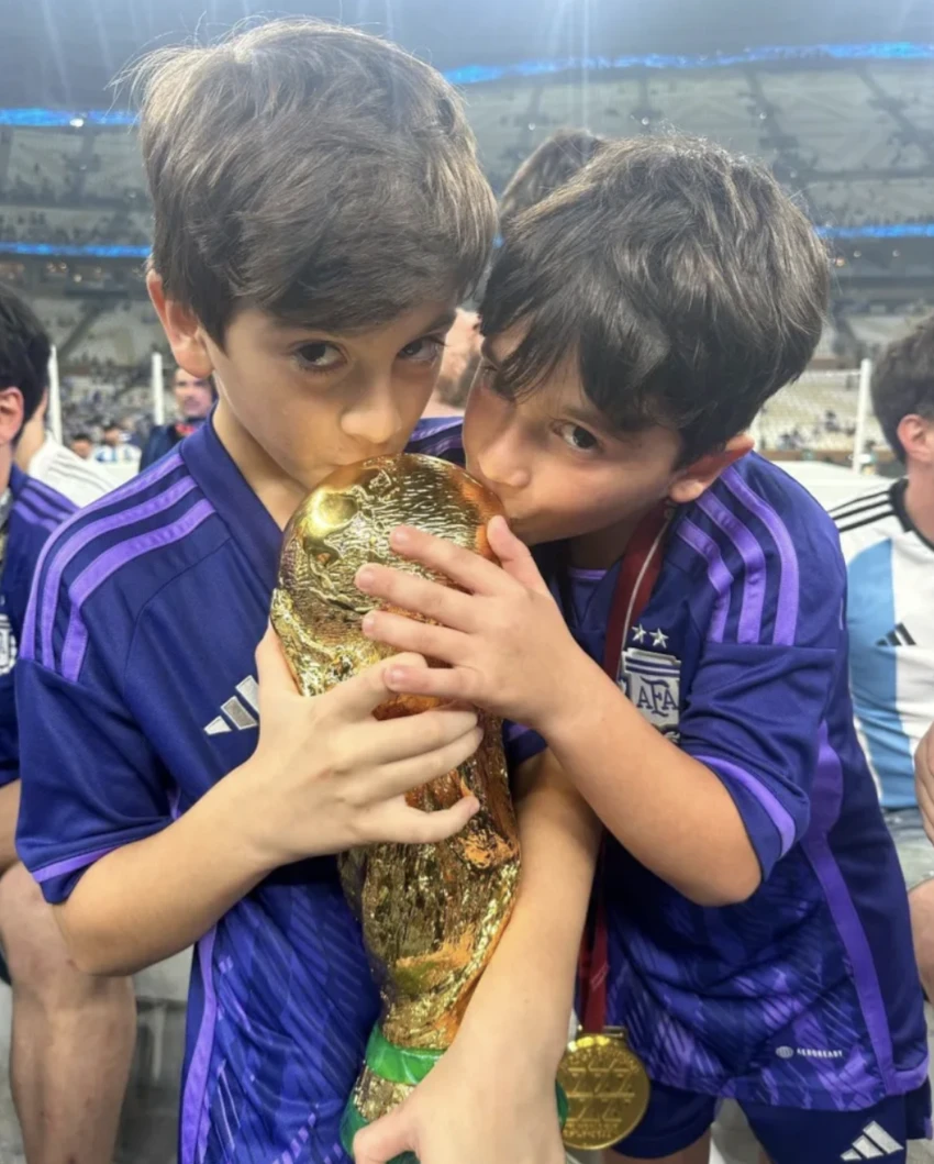 Khoảnh khắc hai con của Messi cùng hôn lên chiếc cúp vô địch World Cup 2022. ẢNH: INTAGRAM ANTONELA ROCCUZZO Khoảnh khắc hai con của Messi cùng hôn lên chiếc cúp vô địch World Cup 2022. ẢNH: INTAGRAM ANTONELA ROCCUZZO