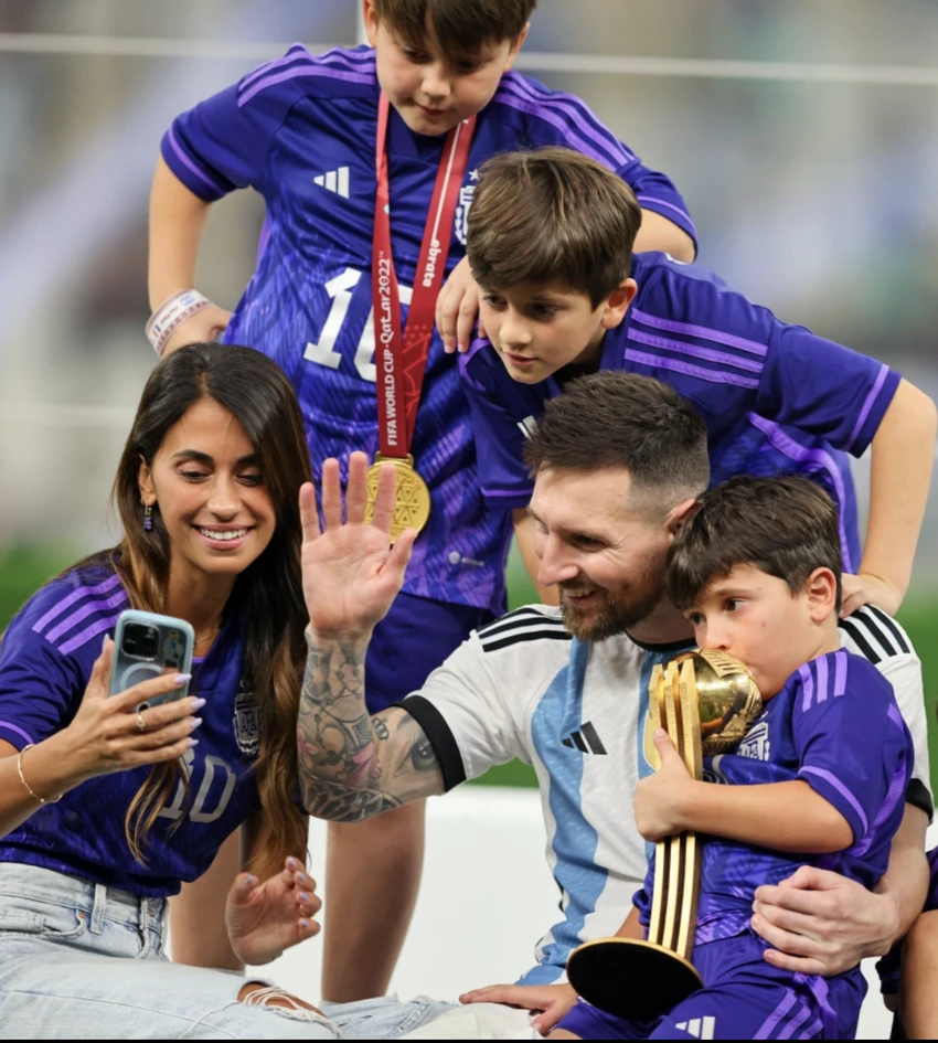 Antonela Roccuzzo đang tạo dáng chụp ảnh hoặc cô đang gọi video call. ẢNH: GETTY Antonela Roccuzzo đang tạo dáng chụp ảnh hoặc cô đang gọi video call. ẢNH: GETTY