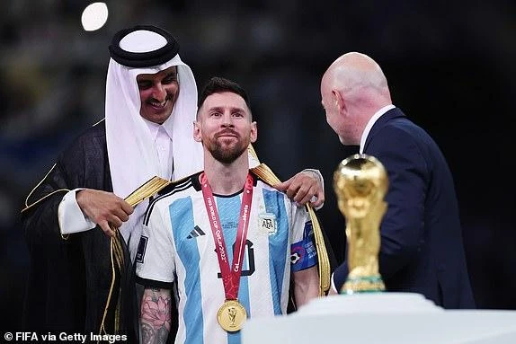 Messi đeo huy chương vàng và khoác áo dành cho 'nhà vua'. ẢNH: GETTY Messi đeo huy chương vàng và khoác áo dành cho 'nhà vua'. ẢNH: GETTY