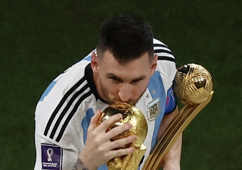Messi ôm hôn chiếc cúp vô địch World Cup. ẢNH: GETTY, REUTERS Messi ôm hôn chiếc cúp vô địch World Cup. ẢNH: GETTY, REUTERS
