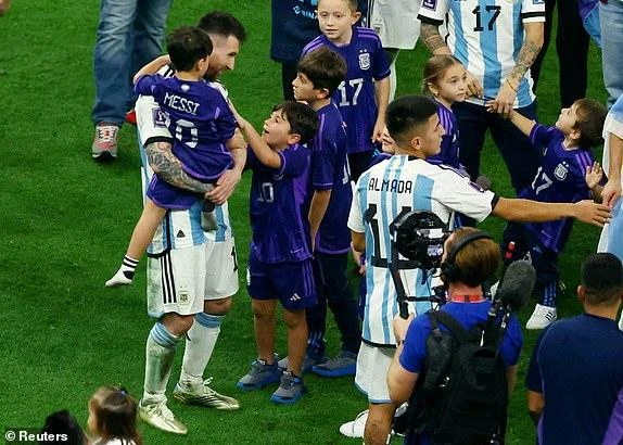 Messi ăn mừng cùng 3 cậu con trai nhỏ. ẢNH: REUTERS Messi ăn mừng cùng 3 cậu con trai nhỏ. ẢNH: REUTERS