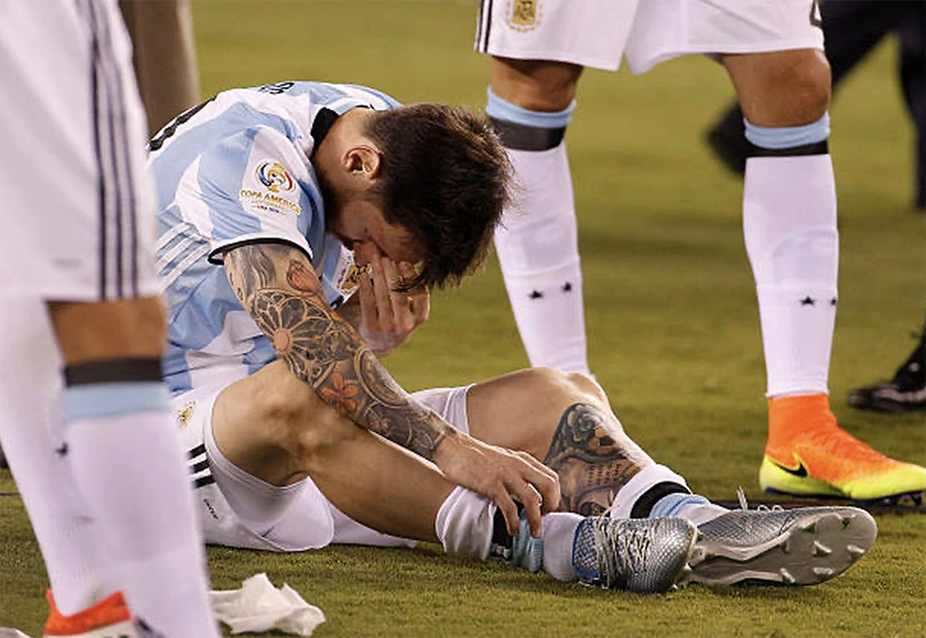 Messi bật khóc khi chính anh là người sút hỏng phạt đền góp phần khiến Argentina trước Chile. Ảnh: GETTY