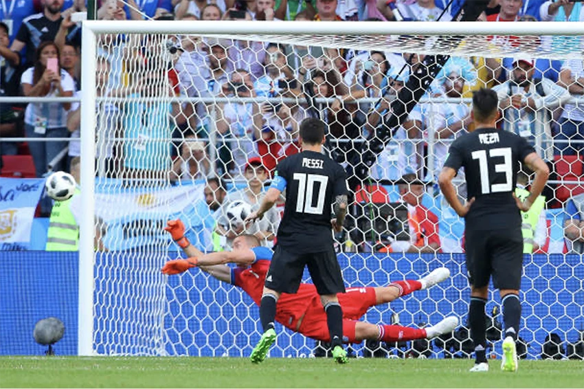 Messi tiếp tục sút hỏng phạt đền tại World Cup 2018. Ảnh: GETTY
