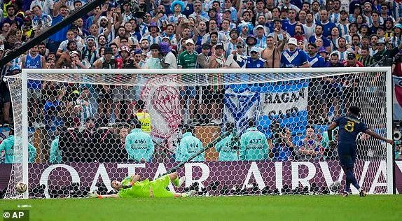 Aurelien Tchouameni sút ra ngoài trong cú sút penalty thứ ba của Pháp. ẢNH: AP