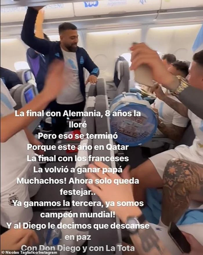 Các cầu thủ Argentina đã mở tiệc ngay trên máy bay. ẢNH: INSTAGRAM Các cầu thủ Argentina đã mở tiệc ngay trên máy bay. ẢNH: INSTAGRAM