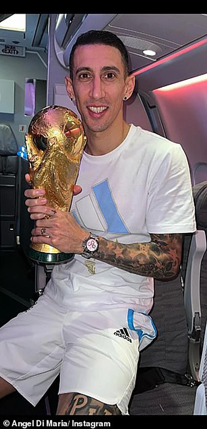 Angel Di Maria cũng khoe cúp trên Instagram. Angel Di Maria cũng khoe cúp trên Instagram.