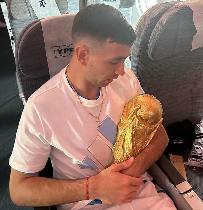Thủ môn xuất sắc nhất World Cup 2022 Emiliano Martinez xem chiếc cúp vô địch như báu vật. Thủ môn xuất sắc nhất World Cup 2022 Emiliano Martinez xem chiếc cúp vô địch như báu vật.