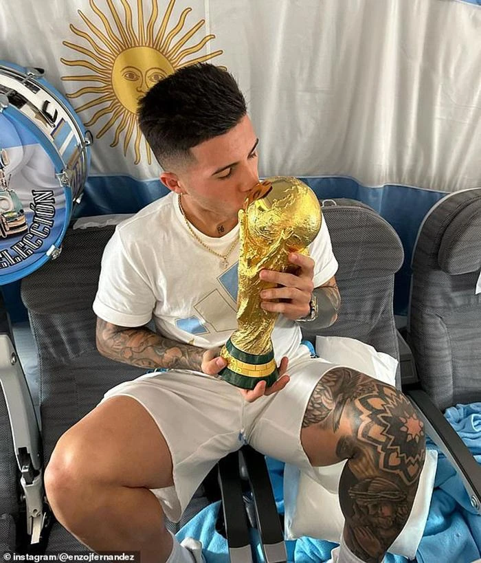Cầu thủ trẻ xuất sắc nhất World Cup 2022 Enzo Fernandez hôn cúp. Cầu thủ trẻ xuất sắc nhất World Cup 2022 Enzo Fernandez hôn cúp.