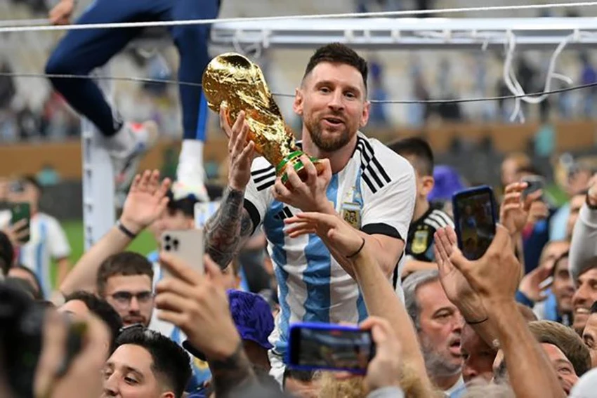 Ronaldo nâng cúp vàng World Cup... ẢNH: GETTY