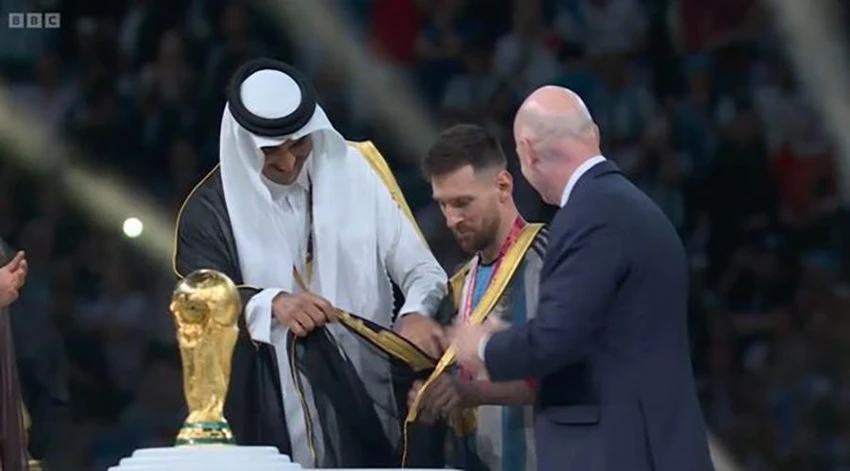 Tiểu vương của Qatar Sheikh Tamim khoác lên người Messi 'long bào. ẢNH: BBC SPORTS