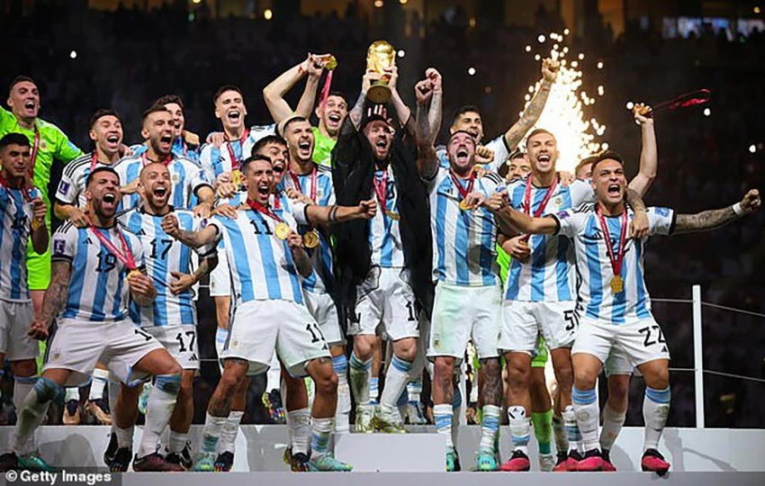 Messi và các tuyển thủ Argentina nâng cao chức vô địch World Cup 2022. ẢNH: GETTY Messi và các tuyển thủ Argentina nâng cao chức vô địch World Cup 2022. ẢNH: GETTY