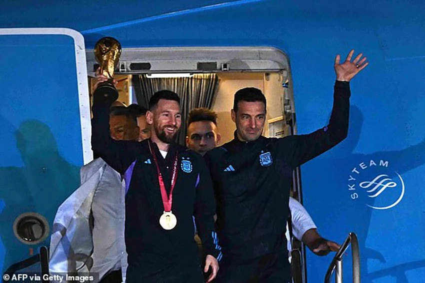 Đội trưởng Lionel Messi và HLV Lionel Scaloni bước ra từ máy bay vẫy chào người hâm mộ quê nhà. ẢNH: GETTY Đội trưởng Lionel Messi và HLV Lionel Scaloni bước ra từ máy bay vẫy chào người hâm mộ quê nhà. ẢNH: GETTY