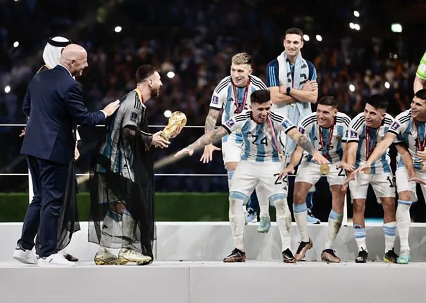 Messi khoác lên người 'long bào' ăn mừng chức vô địch World Cup 2022 cùng các đồng đội ở tuyển Argentina. ẢNH: GETTY