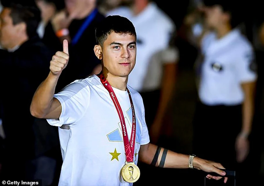 Dybala đeo HCV. ẢNH: GETTY Dybala đeo HCV. ẢNH: GETTY
