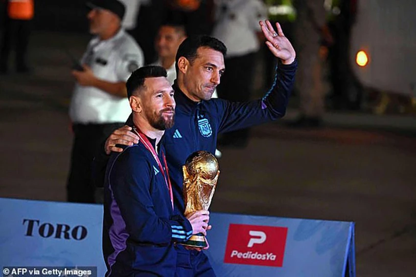 Messi cầm cúp, HLV Scaloni vẫy tay chào người hâm mộ. ẢNH: GETTY Messi cầm cúp, HLV Scaloni vẫy tay chào người hâm mộ. ẢNH: GETTY