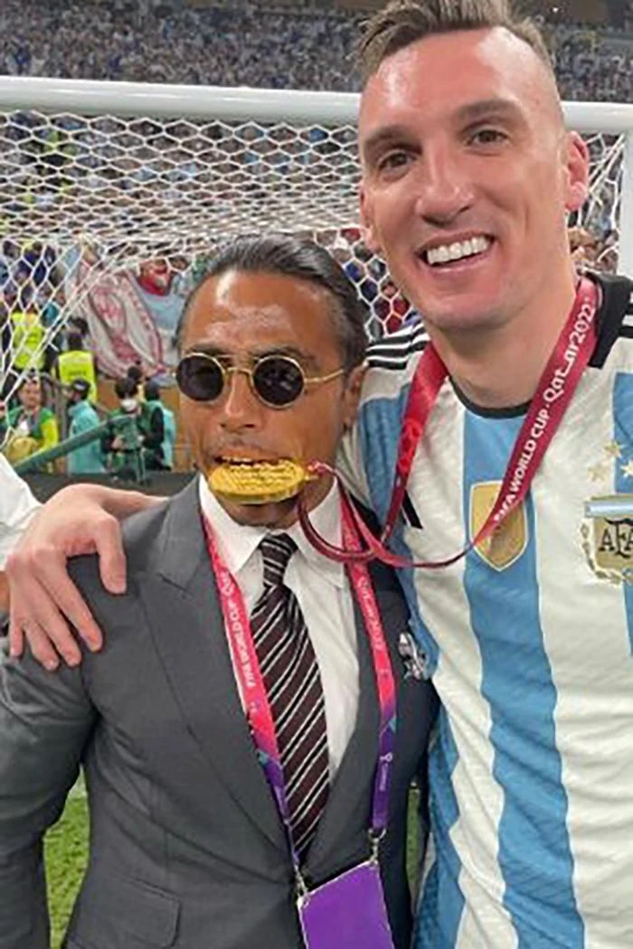 Salt Bae thậm chí còn cắn lên chiếc HCV của cầu thủ Argentina. ẢNH: INSTAGRAM Salt Bae thậm chí còn cắn lên chiếc HCV của cầu thủ Argentina. ẢNH: INSTAGRAM