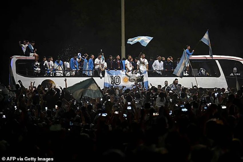 Các cầu thủ Argentina lên xe buýt mui trần khởi đầu màn ăn mừng. ẢNH: GETTY Các cầu thủ Argentina lên xe buýt mui trần khởi đầu màn ăn mừng. ẢNH: GETTY