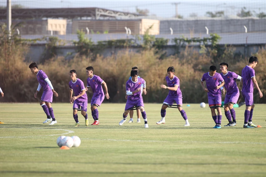 Buổi tập của tuyển Việt Nam trên đất Lào trước AFF Cup 2022. ẢNH: ANH THỎA Buổi tập của tuyển Việt Nam trên đất Lào trước AFF Cup 2022. ẢNH: ANH THỎA