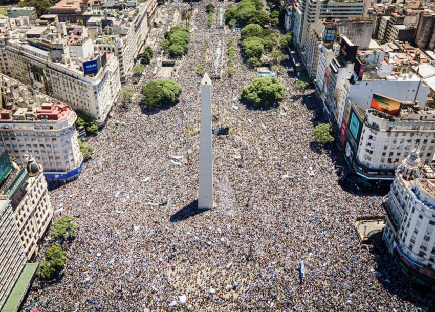 Biển người Argentina ăn mừng ở tượng đài Obelisk tại thủ đô Buenos Aires. ẢNH: GETTY Biển người Argentina ăn mừng ở tượng đài Obelisk tại thủ đô Buenos Aires. ẢNH: GETTY