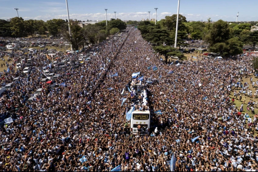Lionel Messi và các đồng đội di chuyển giữa biển người hâm mộ. ẢNH: AP Lionel Messi và các đồng đội di chuyển giữa biển người hâm mộ. ẢNH: AP