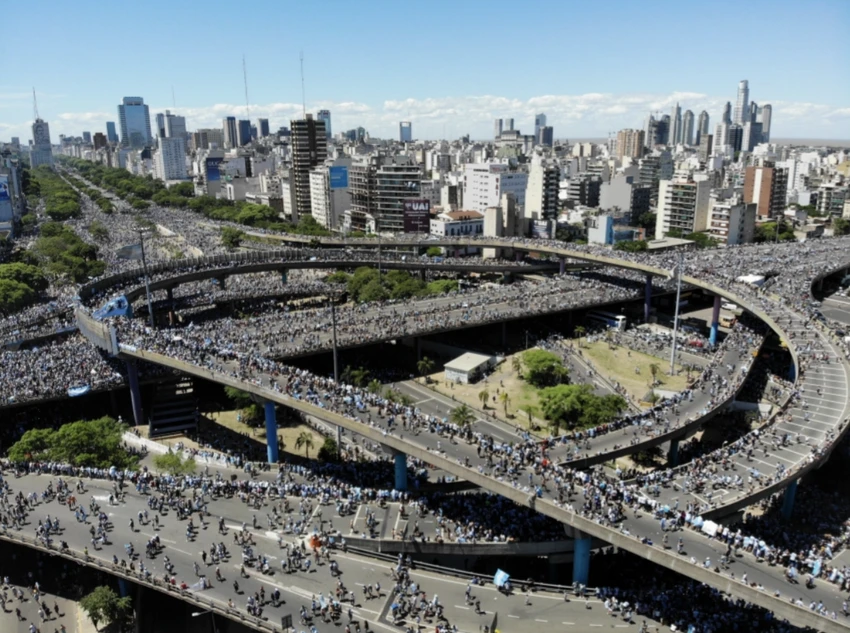 Đường phố thủ đô Buenos Aires của Argentina chật kín người. ẢNH: AP Đường phố thủ đô Buenos Aires của Argentina chật kín người. ẢNH: AP