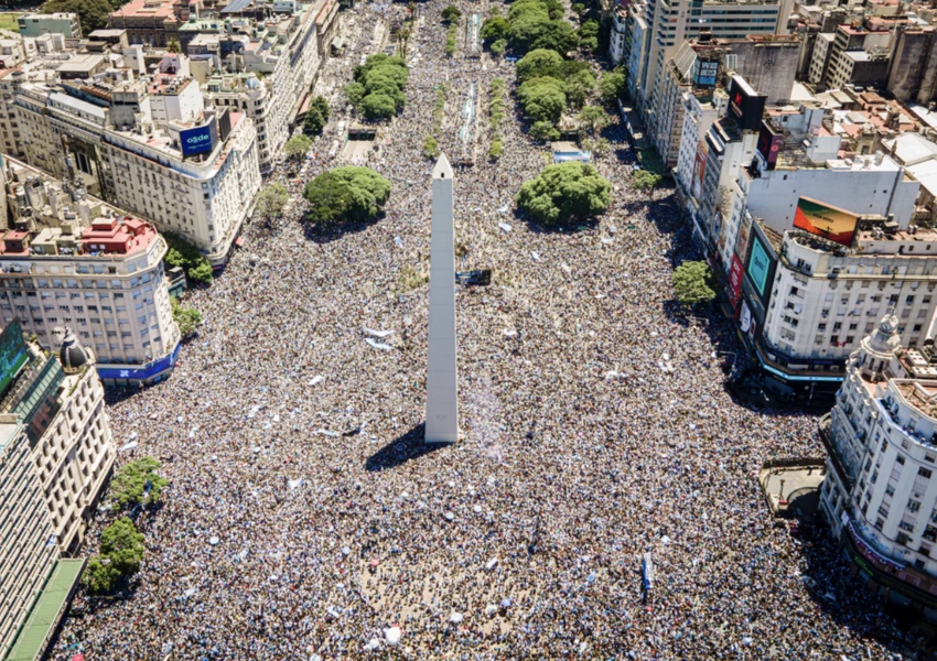 Người hâm mộ tập trung tại Obelisk nhưng các cầu thủ Argentina không thể di chuyển được tới đây. ẢNH: GETTY Người hâm mộ tập trung tại Obelisk nhưng các cầu thủ Argentina không thể di chuyển được tới đây. ẢNH: GETTY