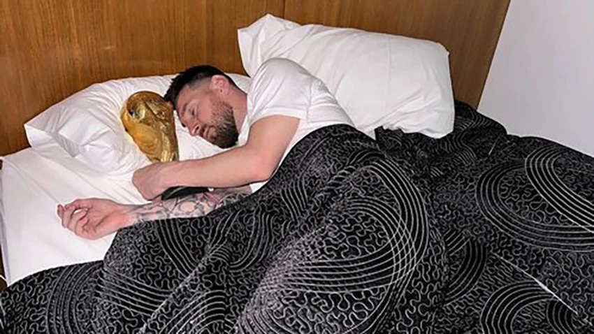 Lionel Messi đăng bức ảnh anh ôm cúp vô địch World Cup ngủ trên giường lên mạng xã hội Instagram. ẢNH: INSTAGRAM MESSI