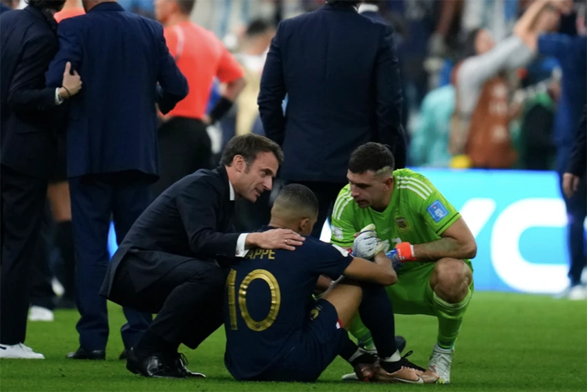 Chính Martinez cùng Tổng thống Pháp Emmanual Macron an ủi Mbappe ngay trên sân sau trận chung kết World Cup 2022. ẢNH: AP Chính Martinez cùng Tổng thống Pháp Emmanual Macron an ủi Mbappe ngay trên sân sau trận chung kết World Cup 2022. ẢNH: AP