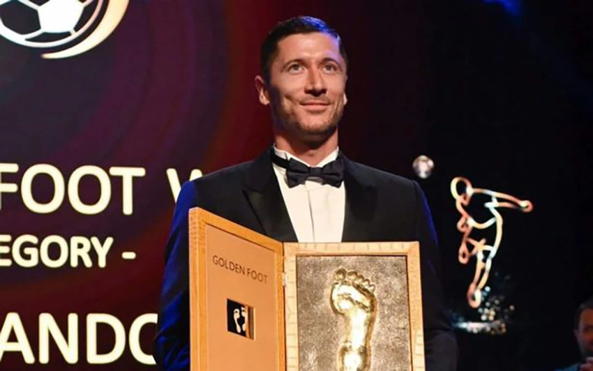 Robert Lewandowski tự hào vì nhận giải bàn chân vàng năm nay. ẢNH: DAILY STAR Robert Lewandowski tự hào vì nhận giải bàn chân vàng năm nay. ẢNH: DAILY STAR