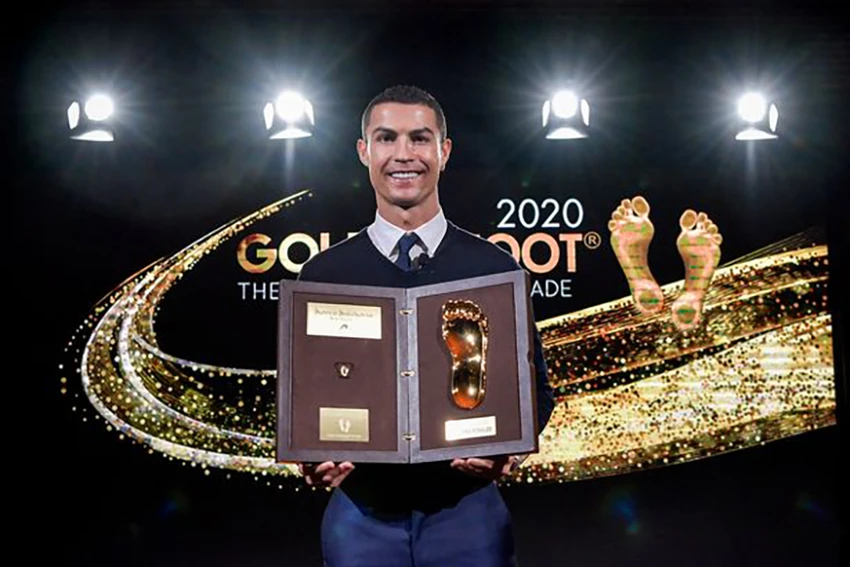 Ronaldo nhận giải thưởng Bàn chân vàng năm 2020. ẢNH: DAILY STAR Ronaldo nhận giải thưởng Bàn chân vàng năm 2020. ẢNH: DAILY STAR