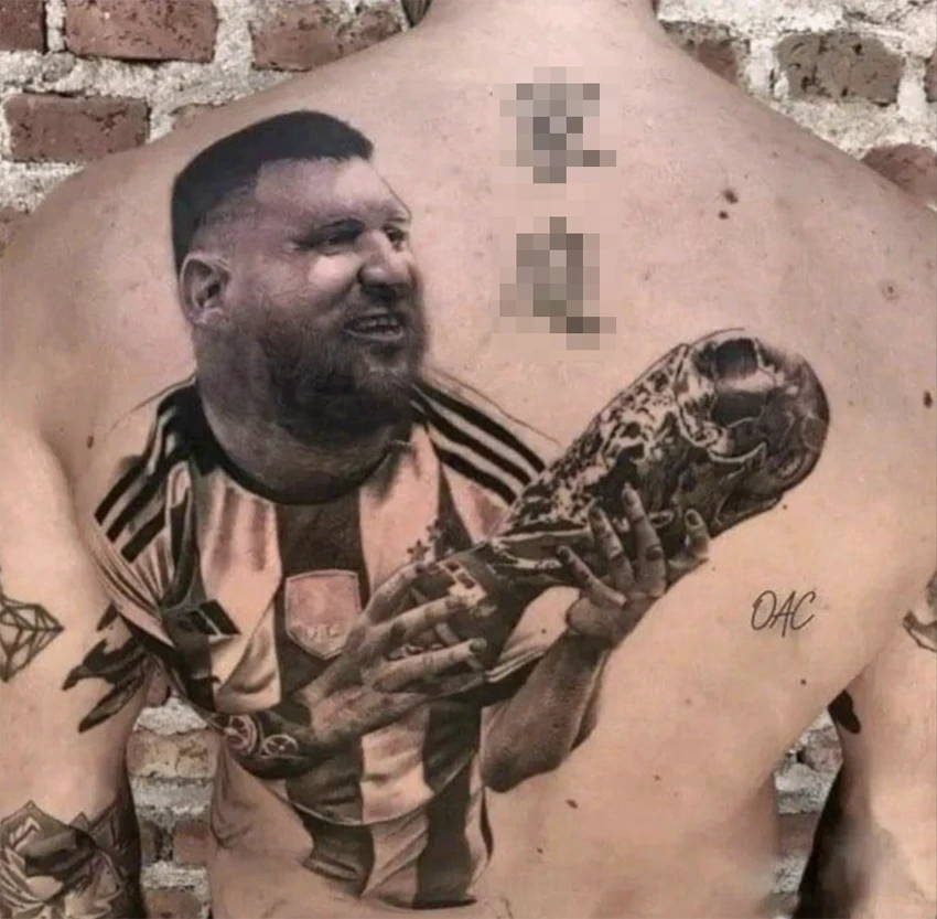 ... một fan đã xăm ảnh Messi cầm cúp vô địch xấu chưa từng thấy. ẢNH: SUN SPORTS