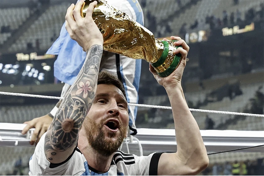 Có rất nhiều hình ảnh Messi nâng cao chiếc cúp World Cup nhưng... ẢNH: SUN SPORTS