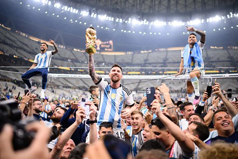 Lionel Messi lần đầu tiên nâng cao danh hiệu vô địch World Cup. ẢNH: Marvin Ibo Guengoer