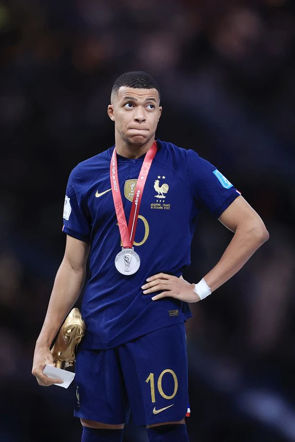 Mbappe cầm danh hiệu vua phá lưới World Cup với nỗi buồn không thể cùng tuyển Pháp bảo vệ danh hiệu vô địch. ẢNH: GETTY Mbappe cầm danh hiệu vua phá lưới World Cup với nỗi buồn không thể cùng tuyển Pháp bảo vệ danh hiệu vô địch. ẢNH: GETTY