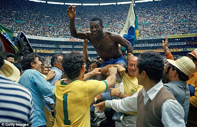 Pele là cầu thủ duy nhất trong lịch sử 3 lần vô địch World Cup. ẢNH: GETTY Pele là cầu thủ duy nhất trong lịch sử 3 lần vô địch World Cup. ẢNH: GETTY