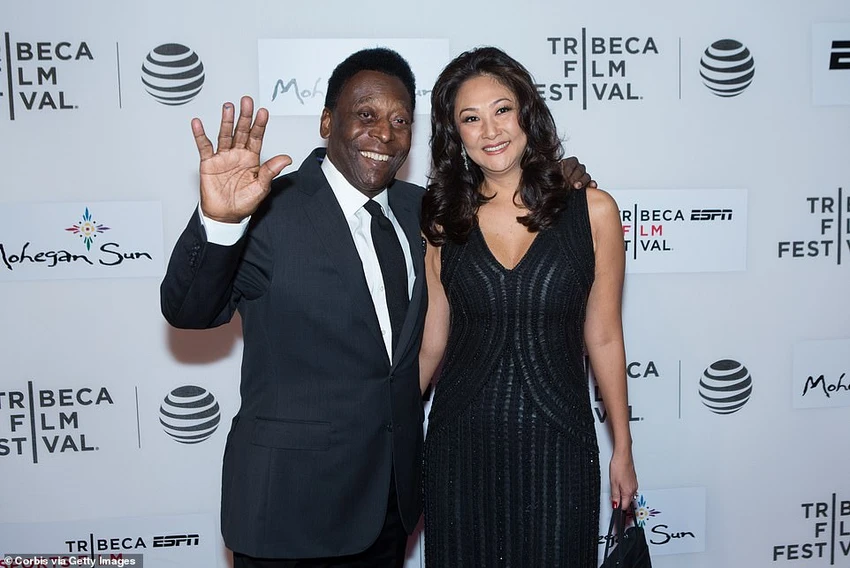 Pele chụp ảnh cùng người vợ thứ ba là Marcia Aoki tại buổi ra mắt phim 'Pele: Sự ra đời của một huyền thoại' trong Liên hoan phim Tribeca 2016. ẢNH: GETTY Pele chụp ảnh cùng người vợ thứ ba là Marcia Aoki tại buổi ra mắt phim 'Pele: Sự ra đời của một huyền thoại' trong Liên hoan phim Tribeca 2016. ẢNH: GETTY