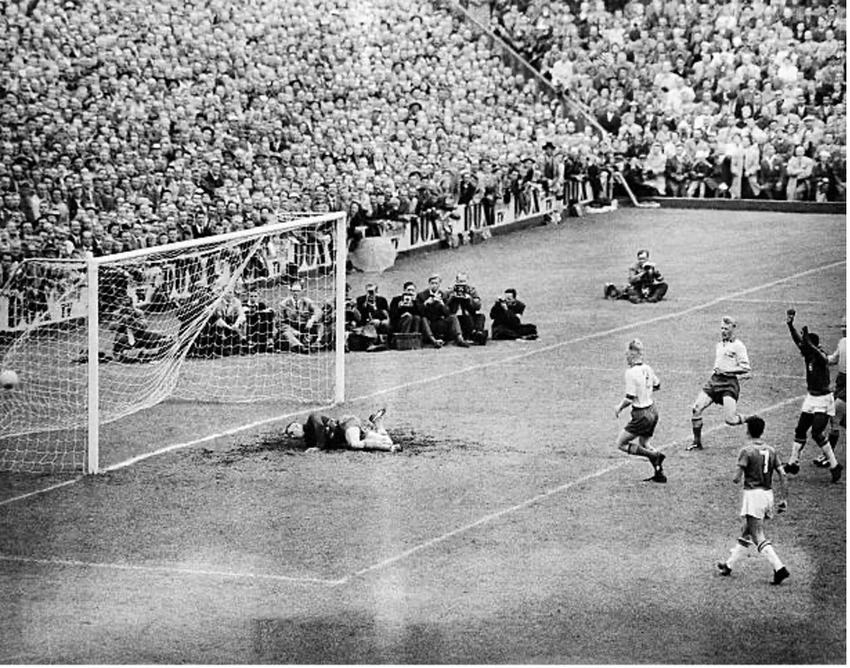 Pele luôn tạo ra những khoảnh khắc cảm xúc nhờ khả năng chơi bóng tuyệt vời của mình dù chỉ mới 17 tuổi. Ảnh: GETTY Pele luôn tạo ra những khoảnh khắc cảm xúc nhờ khả năng chơi bóng tuyệt vời của mình dù chỉ mới 17 tuổi. Ảnh: GETTY