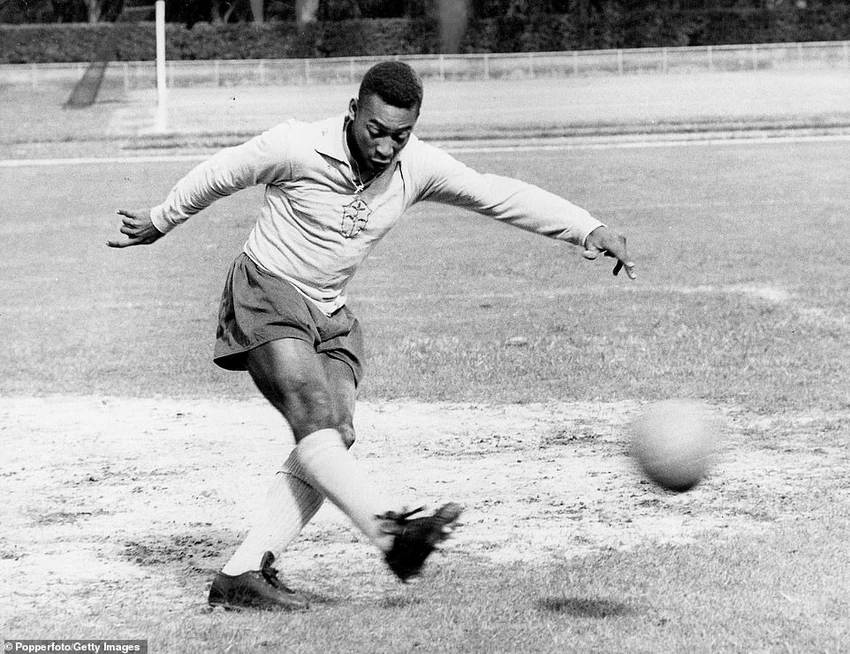 Chàng trai trẻ Pele thực hiện một cú sút trong một buổi tập vào năm 1958. ẢNH: GETTY Chàng trai trẻ Pele thực hiện một cú sút trong một buổi tập vào năm 1958. ẢNH: GETTY